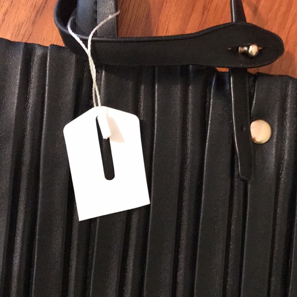 NWT black vegan expandable pleated shoulder bag! - Picture 11 of 11